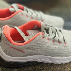 LA Gear Athletic Grey & Coral Tennis Shoes Sneakers Women Size 7.5